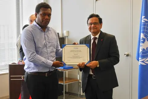 Graeme Risoni receives his certificate of completion from the UN SIAP Director, Ashish Kumar.