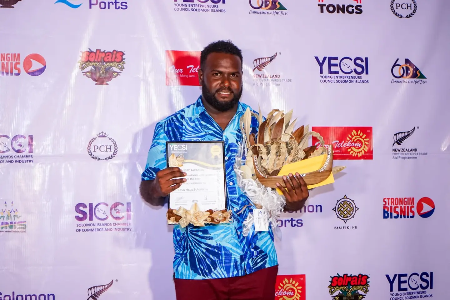 Aldrin Olava Piohite twin brother receiving the award on behalf of Kava Haus Solomon.