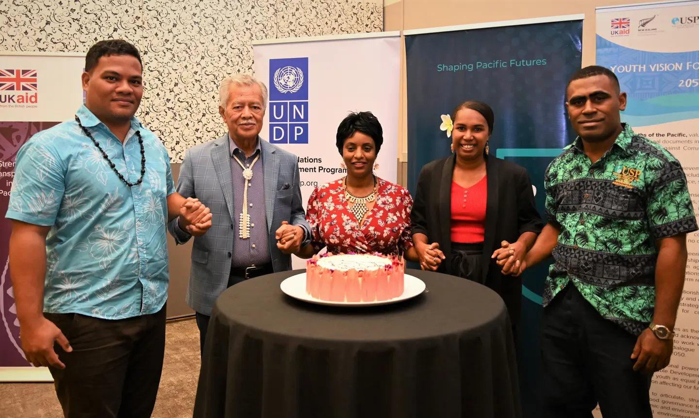 Honourable Simon Kofe (L), Minister for Justice, Communication, and Foreign Affairs, Tuvalu, and the Secretary-General of the Pacific Islands Forum (PIF), Mr. Henry Puna with youth leaders.