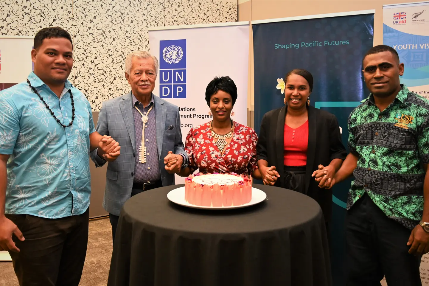 Honourable Simon Kofe (L), Minister for Justice, Communication, and Foreign Affairs, Tuvalu, and the Secretary-General of the Pacific Islands Forum (PIF), Mr. Henry Puna with youth leaders.