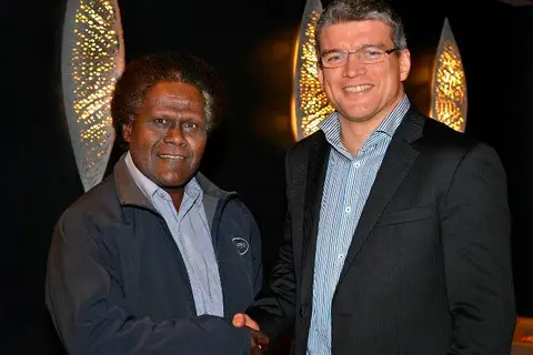 Loyley Ngira, CEO Solomon Telekom (left), with Jacques-Samuel Prolon, General Manager, Kacific (right).