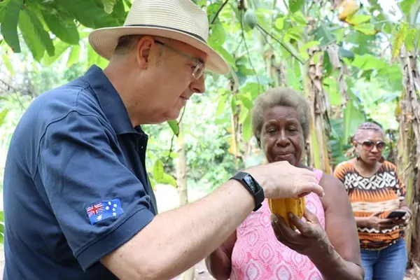 Theresa Sirilo showed High Commissioner Strahan her cocoa farm and how cocoa pods are harvested.