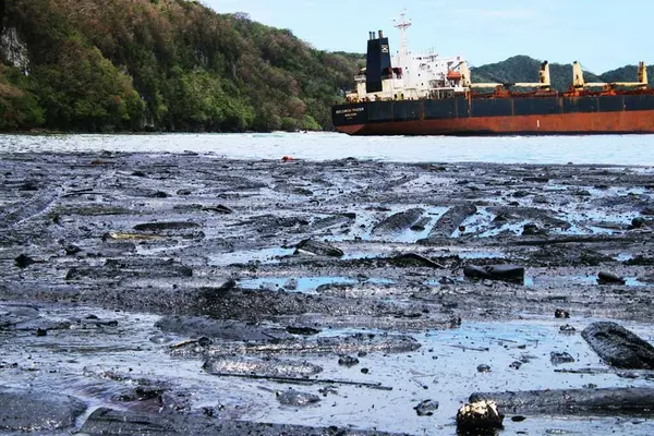 The owner of a Hong Kong bulk carrier that is spilling oil in the Solomon Islands has issued an apology over the environmental disaster.