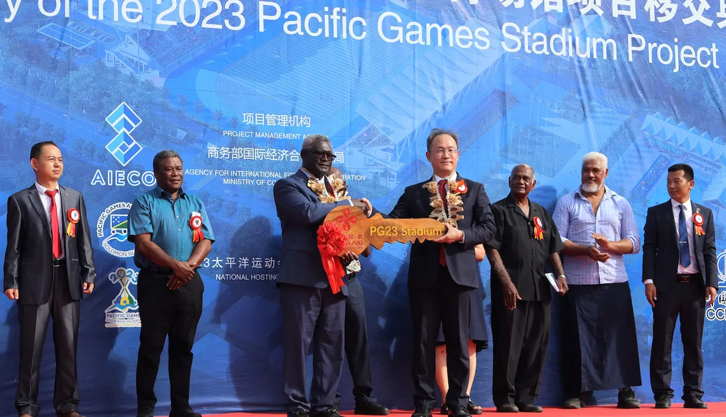 Prime Minister Sogavare receives the keys to the stadium from Ambassador Li Ming.