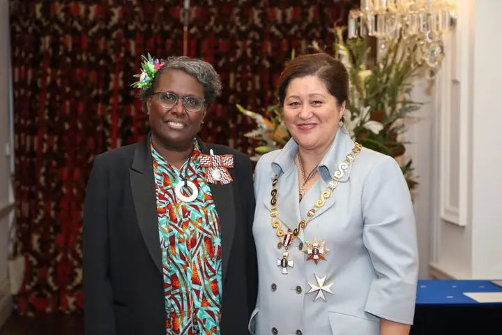Glo Oxenham received her Queen’s Service Medal of honour award for services to the Melanesian community from Her Excellency, The Rt Hon Dame Cindy Kiro, Governor General of New Zealand.