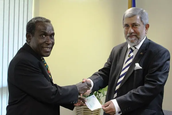 Connelly Sandakabatu, Minister for Development Planning and Aid Coordination recieves the donation from the Sri Lankan High Commission accredited to Solomon Islands.