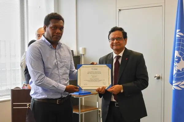 Graeme Risoni receives his certificate of completion from the UN SIAP Director, Ashish Kumar.