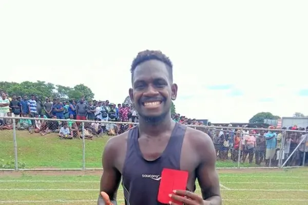 Leon Pusua of Tuvaruhu Secondary School clocked 37:11:45 to claim Gold Medal in the 10 000 meters ahead of 32 other student athletes.