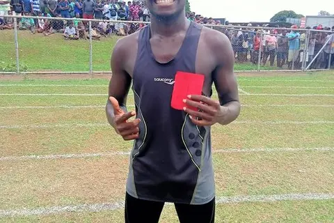 Leon Pusua of Tuvaruhu Secondary School clocked 37:11:45 to claim Gold Medal in the 10 000 meters ahead of 32 other student athletes.