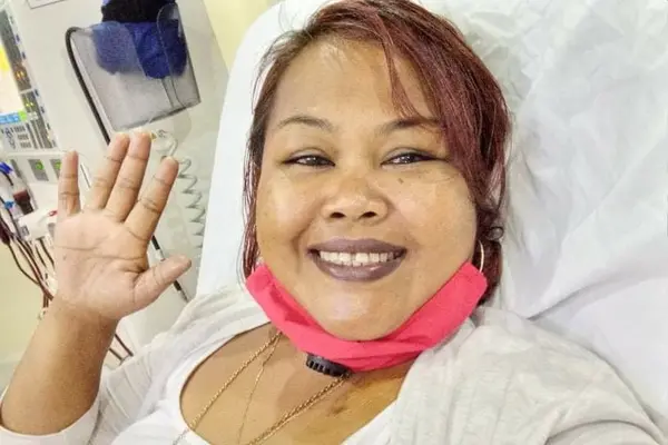 Kelinda staying positive while receiving treatment.