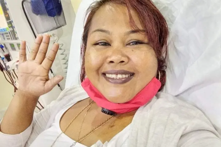 Kelinda staying positive while receiving treatment.