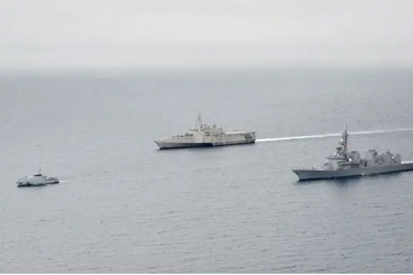 (From L) Solomon Islands Police Maritime patrol boat Taro, the U.S. Navy's littoral combat ship Oakland and Japan's Maritime Self-Defense Force destroyer Kirisame engage in a joint drill on Aug. 8, 2022, in the South Pacific.