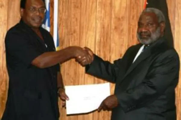Prime Minister Sikua (l) congratulates new PNG High Commissioner, Aiwa Olmi (r).
