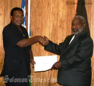 Prime Minister Sikua (l) congratulates new PNG High Commissioner, Aiwa Olmi (r).