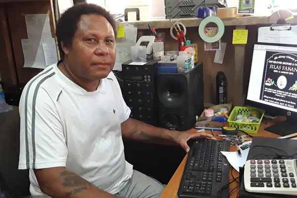 Peter Kennedy Bubulu at his graphic signs and headstone studio.