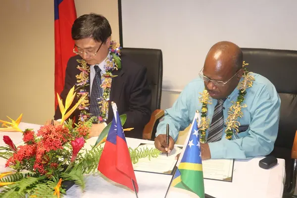 Signing by the President of KMU and Acting Vice Chancellor, Dr Jack Maebuta.