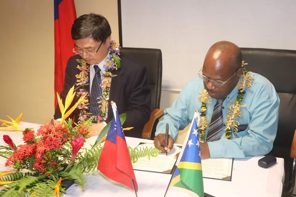 Signing by the President of KMU and Acting Vice Chancellor, Dr Jack Maebuta.