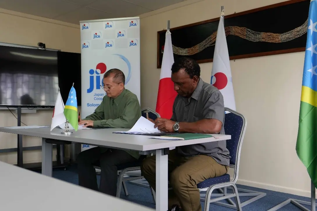 JICA SI Resident Representative Mr. Kawasaki and MoFR Permanent Secretary Mr. Raomae signing the Record of Discussions.
