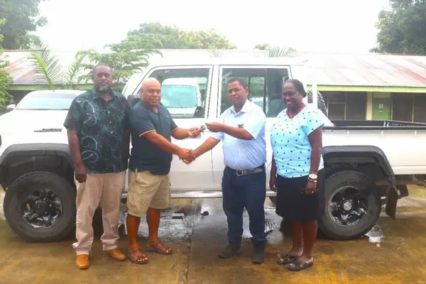 In handing over the vehicle, Health Minister Dr Bosawai said this is part of the National Government and the Ministry’s ongoing commitment to the Improvement of Rural Health Care Services in the Provinces.