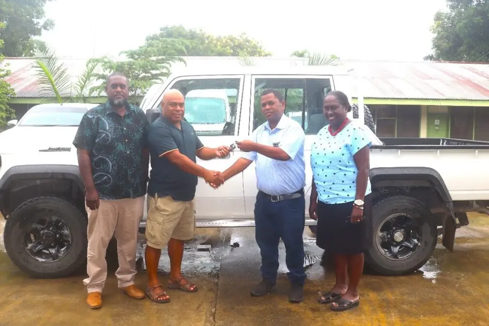 In handing over the vehicle, Health Minister Dr Bosawai said this is part of the National Government and the Ministry’s ongoing commitment to the Improvement of Rural Health Care Services in the Provinces.