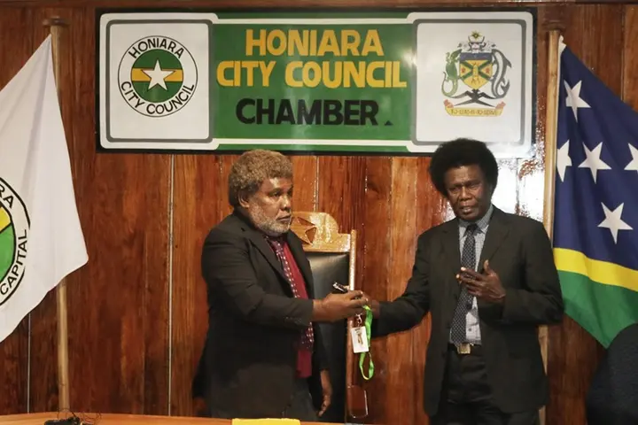 Newly elected Mayor Wilson Mamae (Left) receiving the keys to the city from City Clerk Charles Kelly.