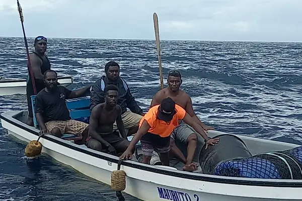 A private boat from Poitete police provided assistance to transfer people who drift to the police stabbi first craft.