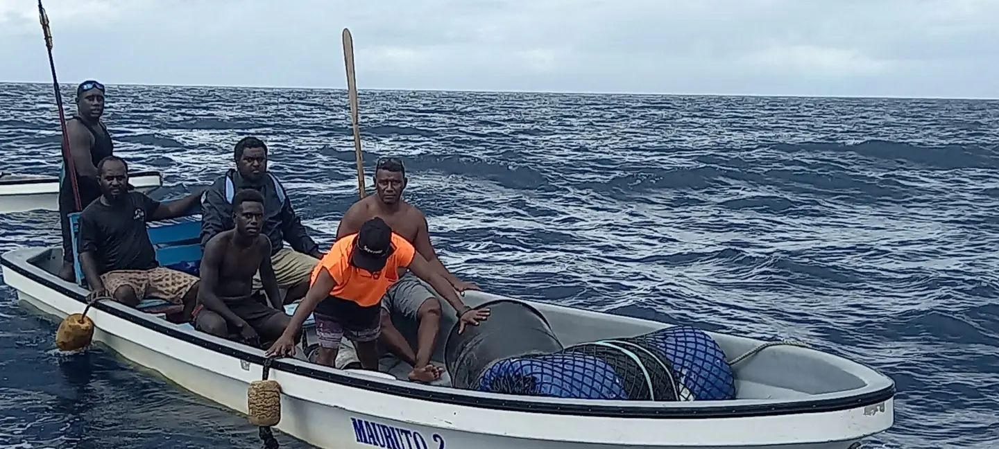 A private boat from Poitete police provided assistance to transfer people who drift to the police stabbi first craft.