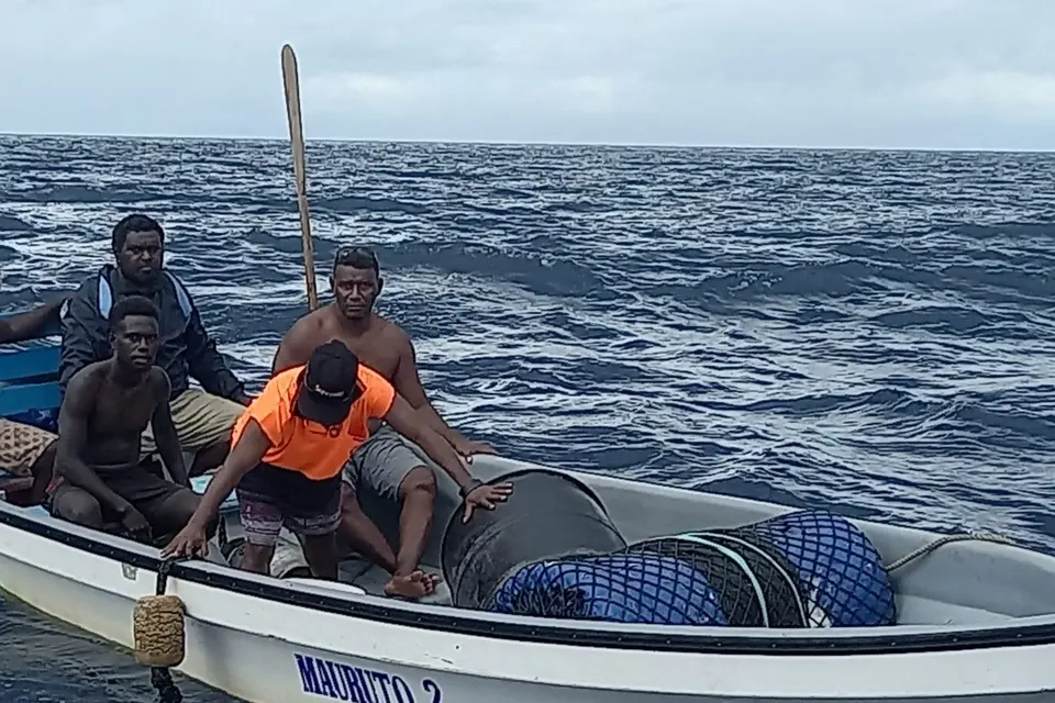 A private boat from Poitete police provided assistance to transfer people who drift to the police stabbi first craft.