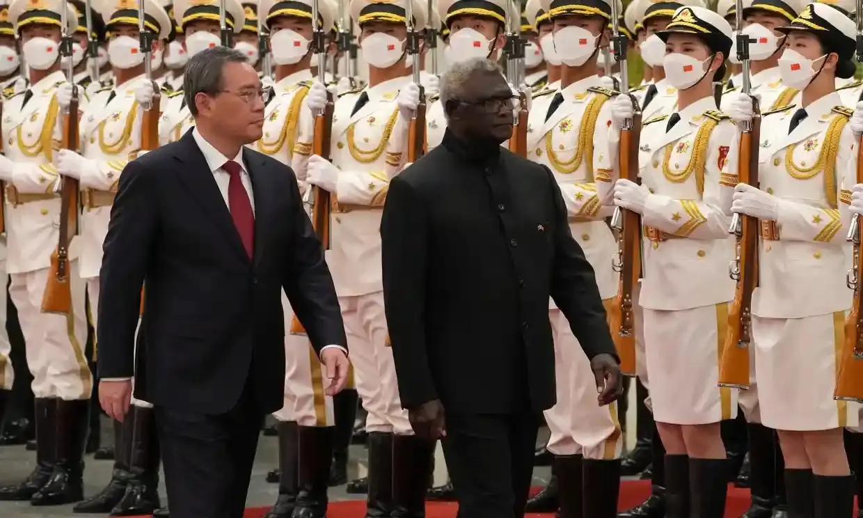Visiting Solomon Islands Prime Minister Manasseh Sogavare and his Chinese counterpart Li Qiang review an honor guard.