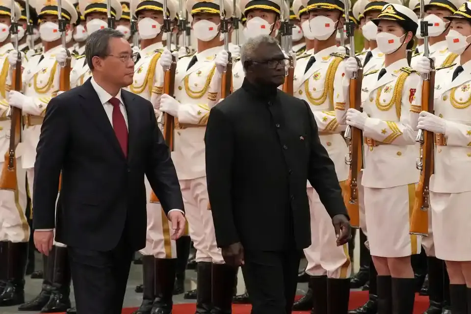 Visiting Solomon Islands Prime Minister Manasseh Sogavare and his Chinese counterpart Li Qiang review an honor guard.