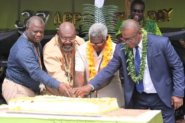 Prime Minister Sogavare, Premier Sade, Provincial Minister Seleso and MP for East Guadalcanal and Mines Minister Tovosia cutting the cake.