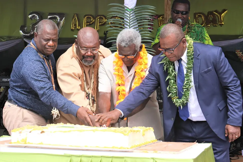 Prime Minister Sogavare, Premier Sade, Provincial Minister Seleso and MP for East Guadalcanal and Mines Minister Tovosia cutting the cake.