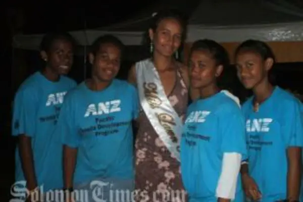 Miss Lawn Tennis, Emma White, (centre) at the fundraising drive.