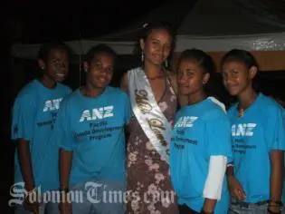 Miss Lawn Tennis, Emma White, (centre) at the fundraising drive.