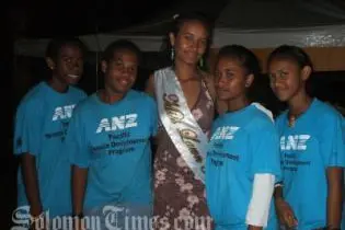 Miss Lawn Tennis, Emma White, (centre) at the fundraising drive.