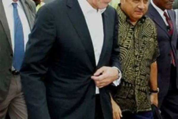 Russian Foreign Minister Sergei Lavrov is escorted by Fijian Foreign Minister Ratu Inoke Kubuabola during his Fiji visit.