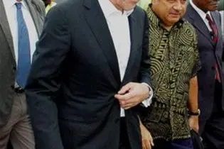 Russian Foreign Minister Sergei Lavrov is escorted by Fijian Foreign Minister Ratu Inoke Kubuabola during his Fiji visit.