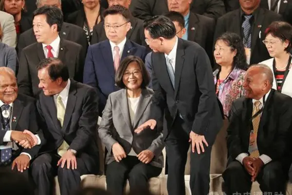 Speaker of Parliament (sitting far L) Patteson Oti with Taiwan's Legislative Speaker Su Jia-chyuan and President of Taiwan Tsai Ing-wen.