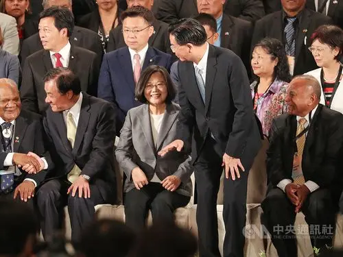 Speaker of Parliament (sitting far L) Patteson Oti with Taiwan's Legislative Speaker Su Jia-chyuan and President of Taiwan Tsai Ing-wen.