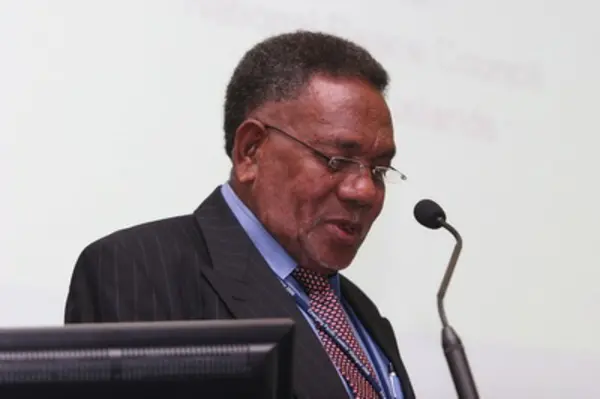 Sir Paul Tovua, as Chairman of the National Peace Council, making a presentation during the Emerging Pacific Leaders’ Dialogue in 2006.