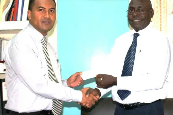 Chamber CEO Jerry Tengemoana with SINU Vice Chancellor Dr Glynn Galo.