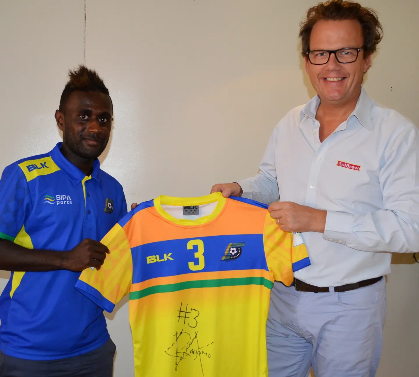 Kurukuru Captain Elliot Ragomo presents his Futsal World Cup 2016 jersey, to Solomon Breweries General Manager Mr Jan Arie Smit, on his return from Colombia in thanks for support.