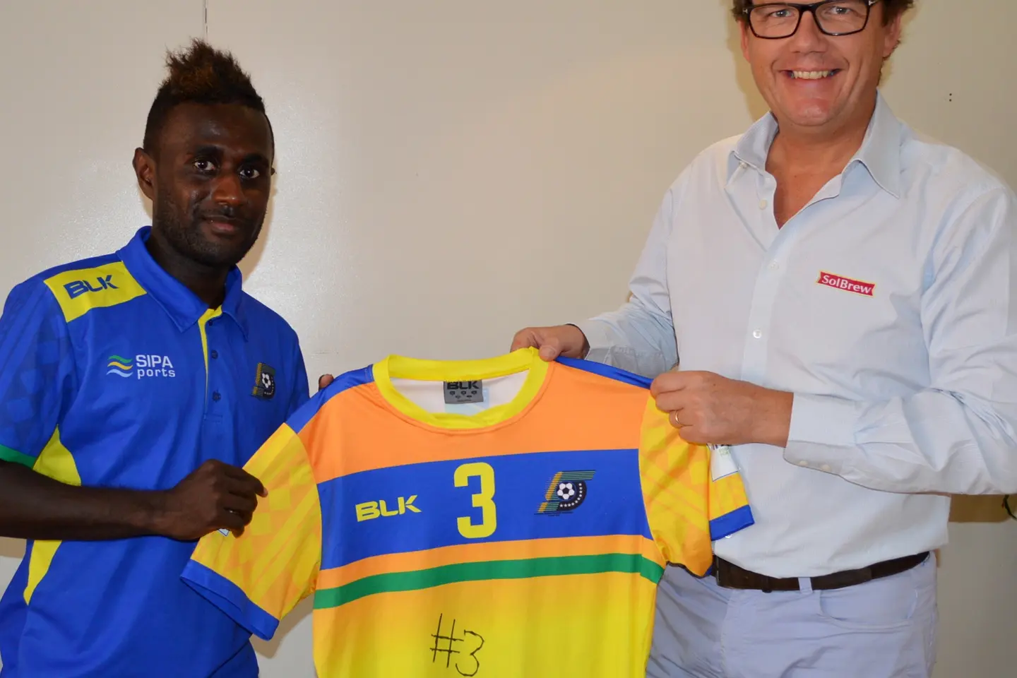 Kurukuru Captain Elliot Ragomo presents his Futsal World Cup 2016 jersey, to Solomon Breweries General Manager Mr Jan Arie Smit, on his return from Colombia in thanks for support.