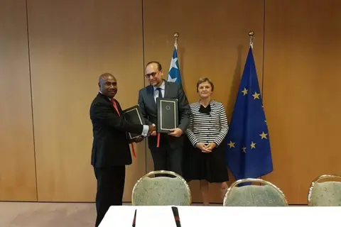 Ambassador Mose, EU Presidency Representative, HE Mr Peter Javocyk and Director for Migration, Mobility and Innovation, Ms Belinda Pyke, DG-Migration and Home Affairs of the EC, exchanging copies of the signed SI-EU Short Stay Visa Waiver Agreement.