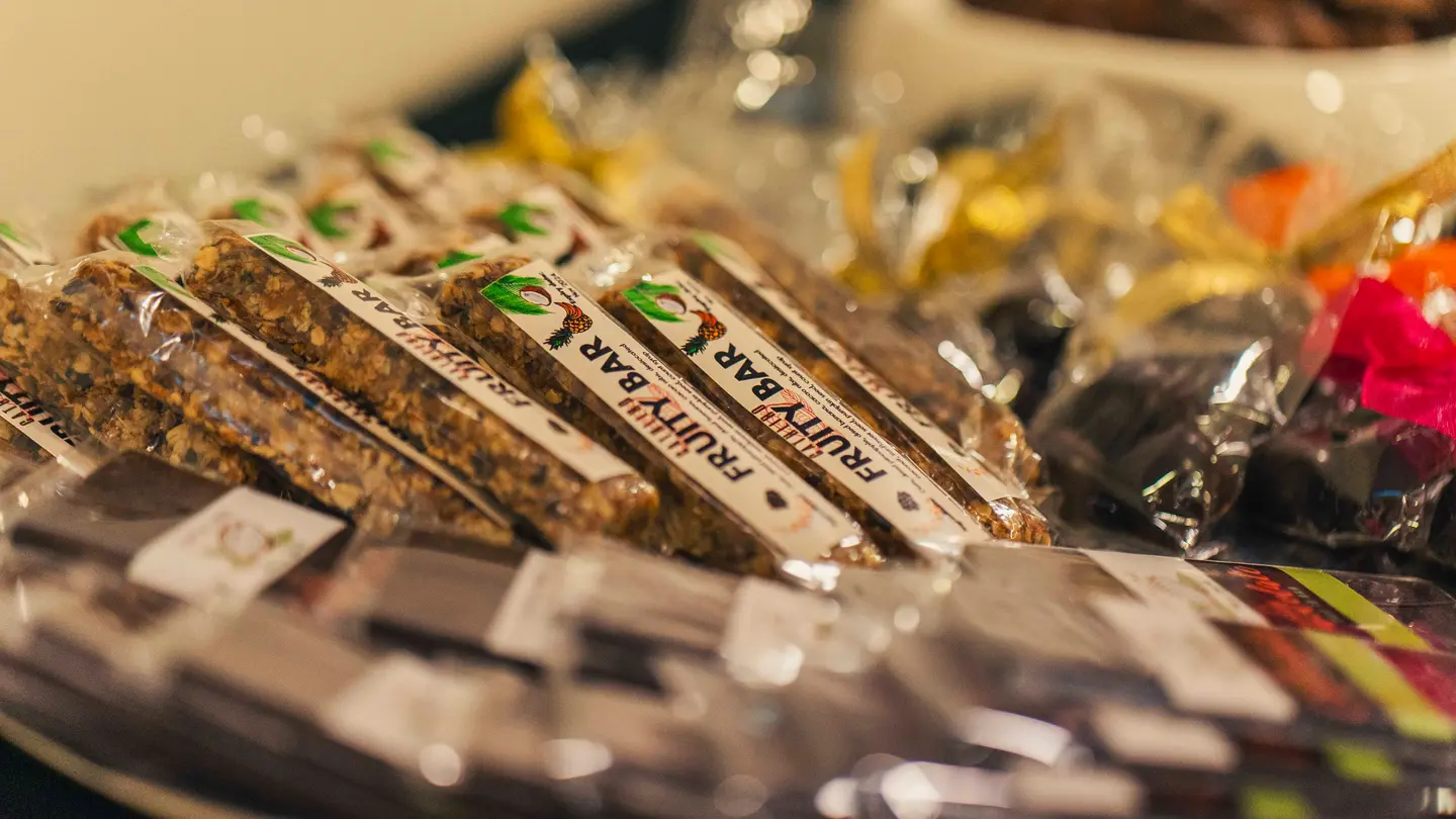 Cocoa, one of Solomon Islands’ biggest agricultural export earners, provides income opportunities for over 25,000 smallholder farmers and over 10 processors and exporters, generating SBD 15 million in export sales annually.