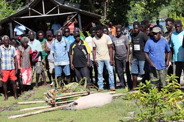 More than 200 people including Chiefs, Elders, Women, Youth and Children from the disputing communities gathered at Tuha to exchange traditional food and cash and most of all to shake hands, pray and smile to each other since the dispute that kept them away from each other.