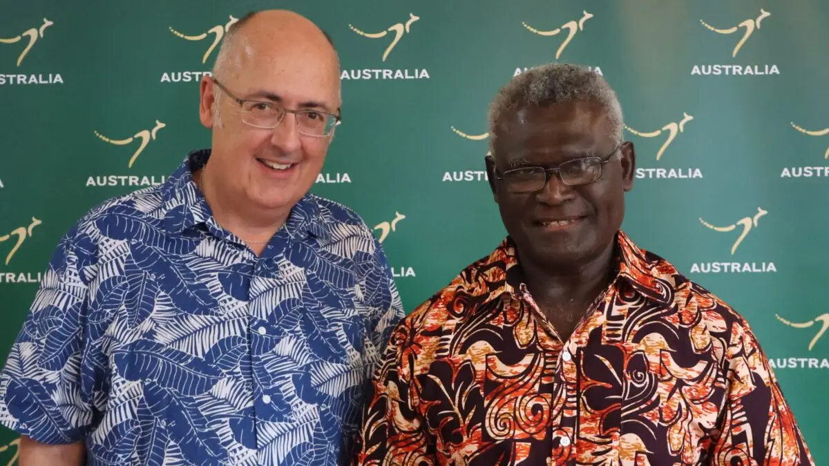 The Prime Minister with the outgoing High Commissioner of Australia Dr. Lachlan Strahan.