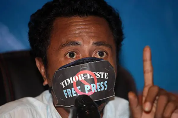 Jos&#233; Belo wears a gag at a Media Law Seminar in Dili hosted by the Secretary for Communication last month. Photo / Jornal Independente, via Pacific Media Centre