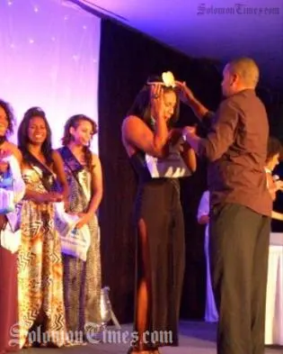 Viv Wickham from Solomon Airlines had the honour of presenting Miss Mopio-Jane her winning crown.