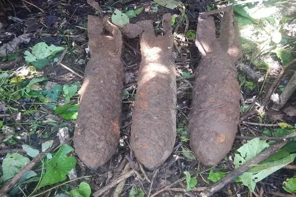 Unexploded ordinances are often discovered in and around various parts of the country. THe bove are unexploded Japanese bombs at Ringi, Kolombangara, Western Province.